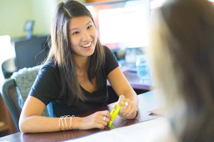 advisor talking to someone at desk