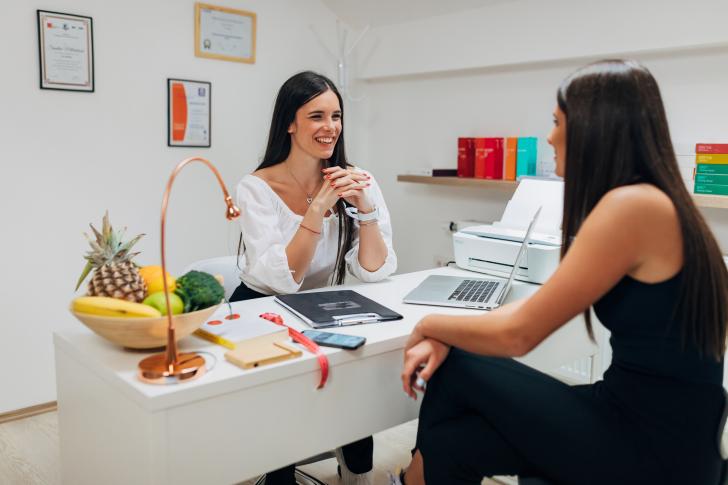 dietician speaking to patient